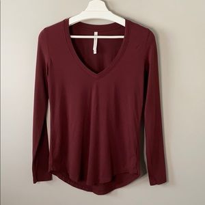 ✨ 3 for $35 ✨ Aritzia The Group by Babaton Long Sleeve Burgundy V Neck Tee